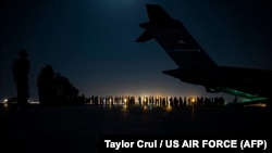 تصویر از جریان تخلیه افغان ها از میدان هوایی کابل 