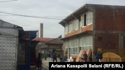 Një lagje në Fushë Kosovë, ku jetojnë pjesëtarët e komunitetit rom. 