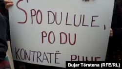Një pankartë gjatë marshit në Prishtinë, më 8 mars 2018.