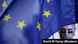 საარქივო ფოტო: კრემლის პოლიტიკის საწინააღმდეგო ერთ-ერთ პროტესტზე გამოტანილი ევროკავშირის დროშა და პლაკატი, რომელიც ვლადიმირ პუტინს ვამპირად ასახავს 