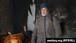 Ауыл медпунктінде мейірбике болып істейтін Галина Федюшко өртенген үйінің ішінде тұр. Радовка ауылы, Ақмола облысы, 30 қараша 2020 жыл.