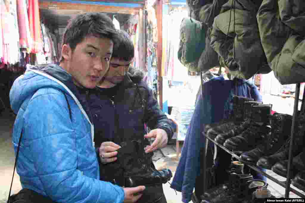 Здесь часто можно увидеть молодых людей - любителей стиля "милитари"