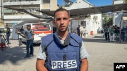 Anas al-Sharif de la Al-Jazeera vorbind în timpul unui interviu acordat AFP în orașul Gaza pe 1 august 2024. Anas al-Sharif a fost ucis alături de ați patru jurnaliști într-un atac israelian asupra cortului lor.