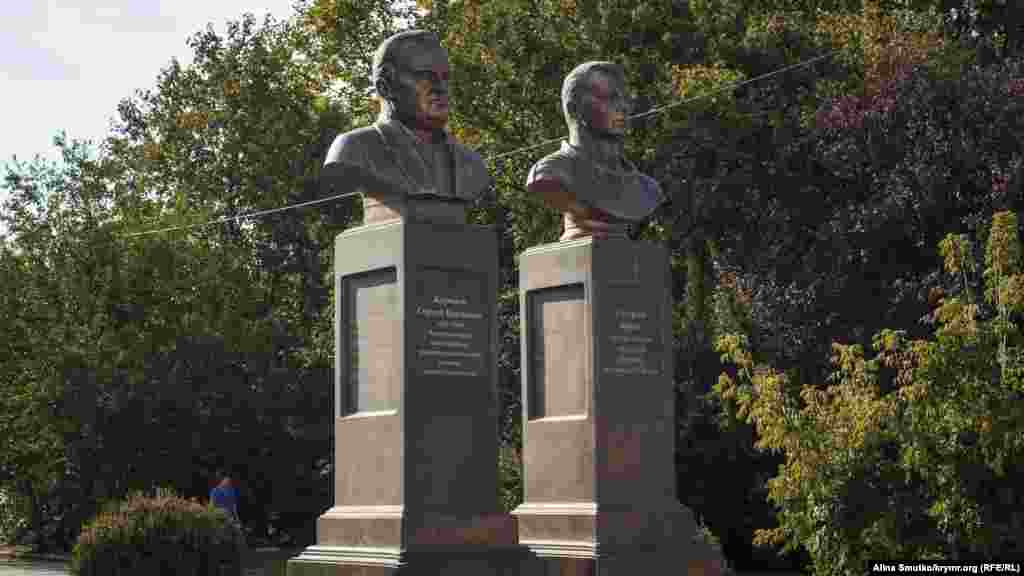 Бюст Сергія Корольова і Юрія Гагаріна в Сімферополі. Ці пам'ятні знаки встановили поблизку кінотеатру &laquo;Космос&raquo; 2015 року. Пам'ятник першому космонавту планували звести ще до 50-річчя першого польоту людини в космос 2011 року, але тоді на це не вистачило коштів
