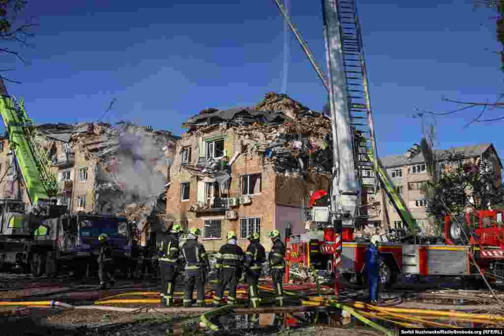 Shpëtimtarët përdorën shkallë të gjata dhe pajisje të posaçme për të arritur në katet e sipërme të një ndërtese të dëmtuar në qarkun Darnitski në Kiev, e cila ishte goditur rëndë.