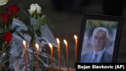 Položeno cvijeće i svijeće uz fotografiju ubijenog srpskog opozicionog političara sa severa Kosova, Olivera Ivanovića.