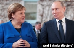 Angela Merkel a fost acuzată că a dus o politică axată pe colaborarea economică cu Rusia, care a facilitat drumul către criza actuală din Ucraina. Imagine din 2020, cu angela Merkel și Vladimir Putin la summitul dedicat Libiei, în Berlin.