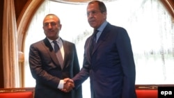 Министр иностранных дел России и Турции - Сергей Лавров (справа) и Мевлют Чавушоглу (архив)
