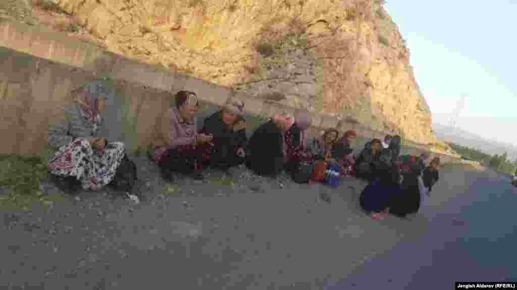 Баткен облусундагы "Азаттык" радиосунун кабарчысы бүгүн, 29-апрелде эртең менен кыргыз-тажик чек арасындагы Баткен районунун Көк-Таш айылынан аялдар менен балдарды салган алгачкы микроавтобус Баткен шаарына келгенин маалымдады.