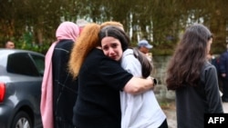 Membri ai comunității evreiești în apropierea sinagogii Heaton Park Hebrew Congregation din Manchester, pe 2 octombrie 2025.