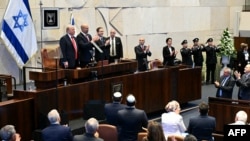 Președintele SUA, Donald Trump (stânga, sus), primește ovații în picioare înainte de a lua cuvântul în parlamentul israelian, Knesset, la Ierusalim, pe 13 octombrie 2025.