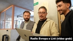 Lend Kelmendi (në mes) dhe Albi Hoti (djathtas).