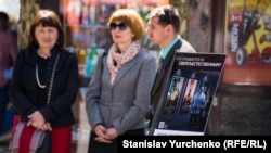 Свідки Єгови на центральній вулиці Києва вільно розповідають про свою віру, ілюстративне фото