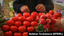Бишкектин Ош базарындагы жашылча-жемиш саткан катар. Иллюстрациялык сүрөт. Апрель, 2020-жыл.