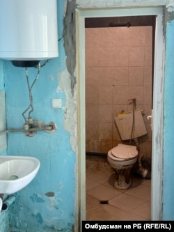Тоалетна, използвана от децат в интерната във Варненци.
