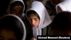 په بدخشان کې نجونه په ټولګي کې د سبق پر مهال - انځور له ارشیفه