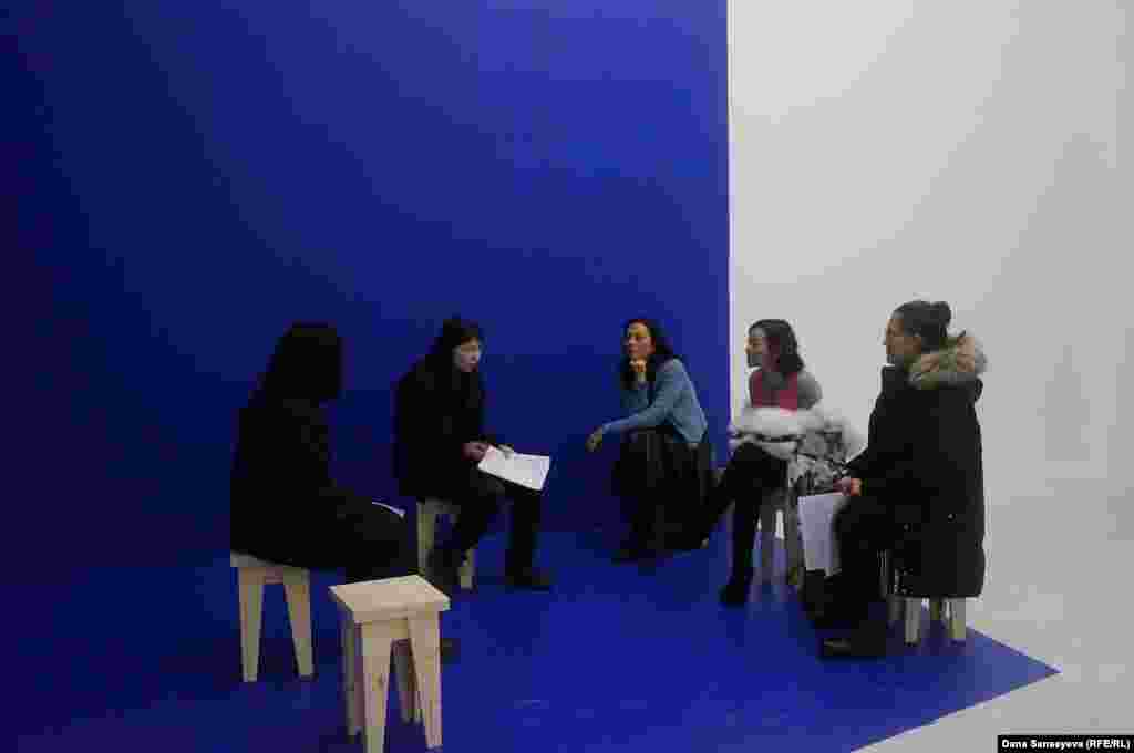 Художники и зрители попытались вступить в "открытый диалог" в зоне синего экрана, ассоциирующегося с error (ошибкой). Этот живой перформанс, по словам создателей, показывает, что Интернет в Казахстане &mdash; единственная "площадь" для открытых мнений и диалогов.