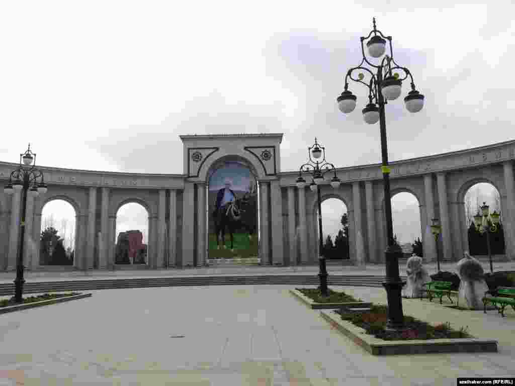 Prezident G.Berdimuhamedowyň "Altyn Asyr" seýilgähindäki portreti