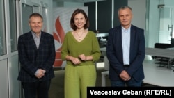 Victoria Coroban, gazda podcastului „Dincolo de știri”, alături de analiștii Nicolae Negru și Igor Boțan, în redacția Europei Libere de la Chișinău.