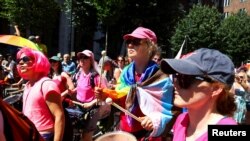 Demonstranți adunați la începutul marșului Pride de la Budapeta, 28 iunie 2025.