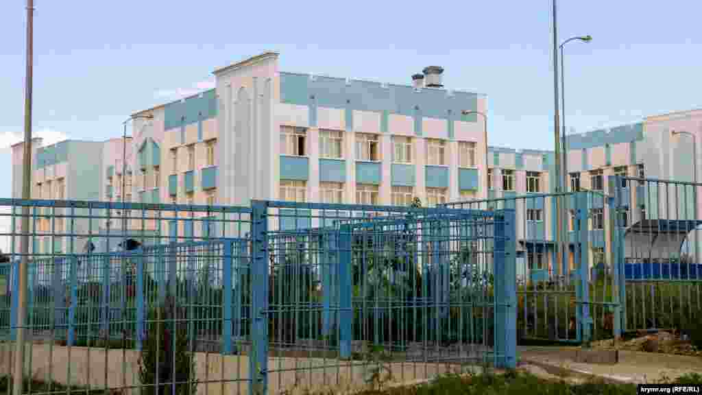 1 вересня 2017 року російська влада міста відкрила в мікрорайоні Фонтани середню загальноосвітню школу №44. Пізніше підконтрольна Кремлю Сімферопольська міськрада рішенням сесії присвоїла школі ім'я кримськотатарської розвідниці, учасниці Другої світової війни Аліме Абденанової