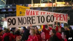 Израилдин Газа тилкесиндеги барымтадагыларды кайтарууну колдогон тургундар. 