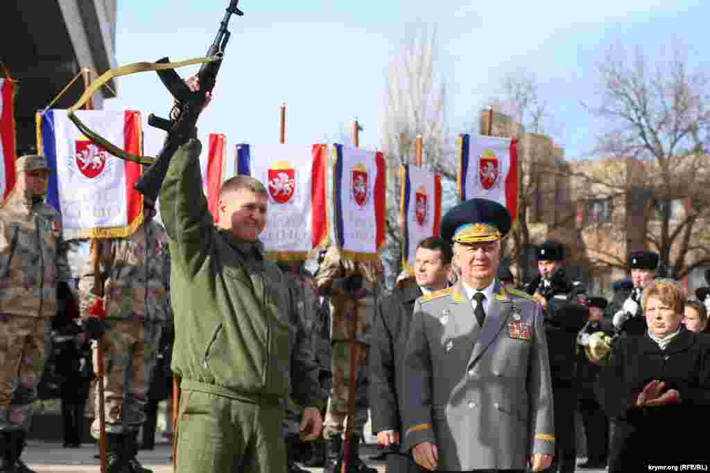 Сергію Аксьонову та Михайлу Шеремету керівник Військово-спортивного союзу Калашникова генерал Євген Юр'єв вручив іменні макети автомата Калашникова