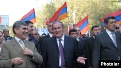 Экс-президент Армении, лидер АНК Левон Тер-Петросян возглавляет марш оппозиционного движения в Ереване, 28 апреля 2011 г.
