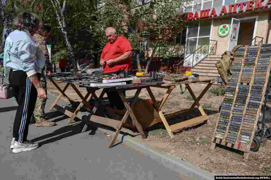 Мужчына прадае розныя цапстрыкі каля Краматорскага рынку