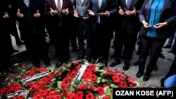 Церемония поминовения погибших перед входом в клуб Reina 4 января 2017 года