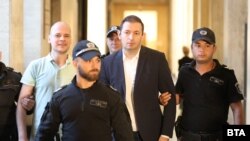 Бившия заместник-кмет на Столичната община Никола Барбутов остава в ареста.