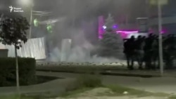 Столкновения митингующих с силовиками, демонстранты дают отпор