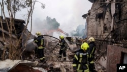 Pompierii sting incendii în dărâmăturile unei case din regiunea Kiev. 25 mai 2025.