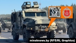 Каляж. Расейскія браняваныя аўтамабілі зь лічбавым кодам 39 на нумарах, які, імаверна, належыць 12-му галоўнаму ўпраўленьню Міністэрства абароны Расеі (яго герб на каляжы). Аэрадром Ліпкі пад Менскам, рэпэтыцыя параду. Фота газэты «Мінская праўда» ад 3 красавіка 2025 году