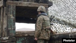 Военнослужащий вооруженных сил Армении несет боевое дежурство на границе с Азербайджаном (архив)