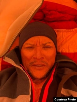 Эдуард Кубатов во время восхождения на вершину.