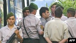 Полицейские ведут Огюна Самаста (в центре) в суд, Стабмул, июль 2007 г.  