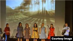 Михаил Лощинин на сцене в одном из театров русской диаспоры