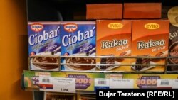 Produkte të Serbisë dhe Kosovës shihen në një dyqan në Mitrovicë të Veriut