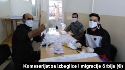 Miganti u Bujanovcu prave zaštitne maske tokom pandemije korona virusa
