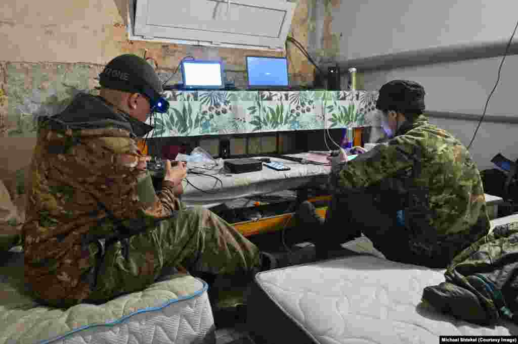 Оба оператора во время работы находятся в условно безопасном месте в нескольких километрах от цели