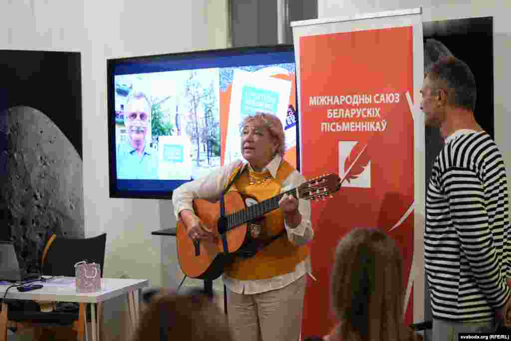 Напрыканцы прэзэнтацыі жонка Алега Грузьдзіловіча Мар'яна выканала некалькі песен