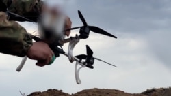 Боец 154-ой отдельной механизированной бригады ВСУ запускает дрон-перехватчик