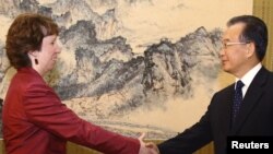 کاترین اشتون (چپ)، رییس سیاست خارجی اتحادیه اروپا در دیدار با وزیر خارجه چین