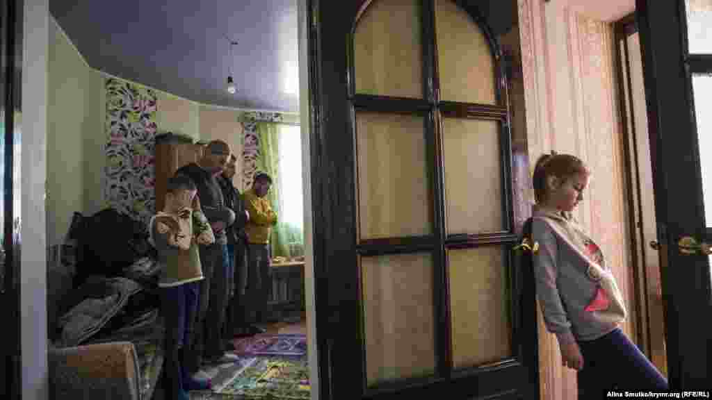 Десятьох із них співробітники ФСБ допитали й відпустили додому, а чотирьох наступного дня відправили під арешт у зв'язку з підозрою в участі в &laquo;Хізб ут-Тахрір&raquo;.&nbsp; На фотографії: син Еміра-Усеїна Куку Бекір під час намазу з друзями й односельчанами батька