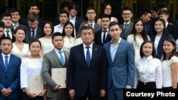 Президент Сооронбай Жээнбеков с выпускниками. 