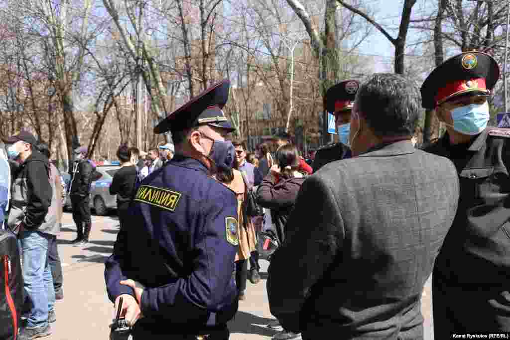 Раскритикован проект "Безопасный город", так как момент похищения девушки попал на камеры слежения, но милиция "отреагировала слишком поздно".