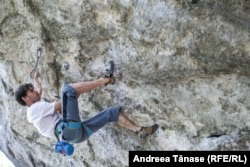 Claudiu Miu, fondatorul Asociației Climb Again și fost campion național și balcanic de escaladă, în timpul unui antrenament în Sinaia.