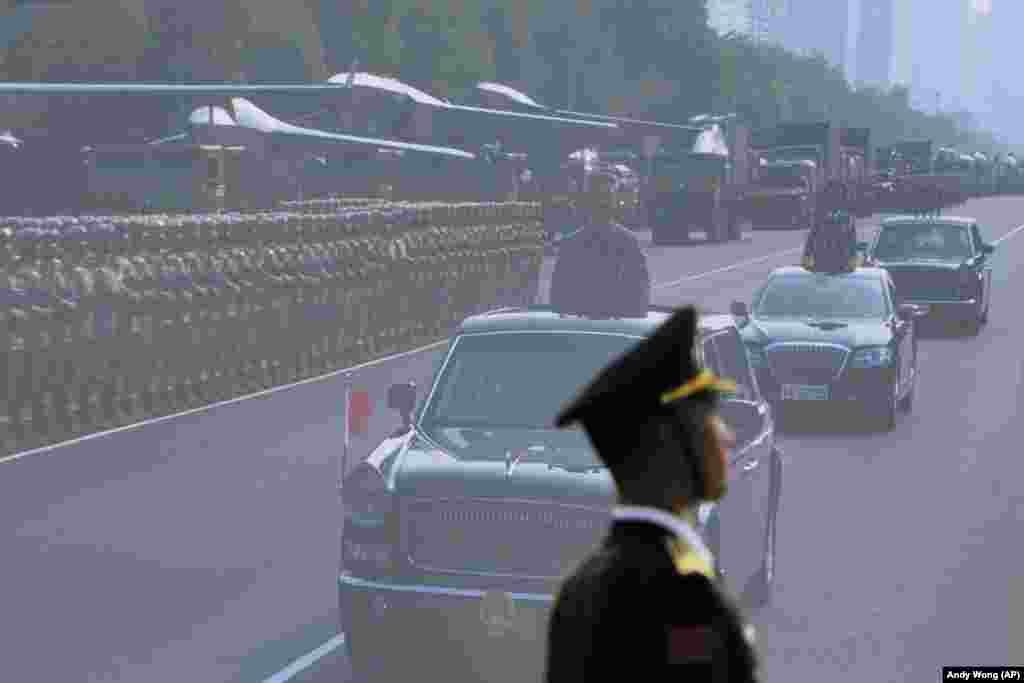 Presidenti kinez, Xi Jinping, duke u shfaqur në një ekran gjigant, teksa inspektonte paradën ushtarake në Pekin.