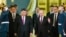 Președintele rus Vladimir Putin (centru dreapta) îl întâmpină pe omologul său chinez, Xi Jinping (centrulstânga), pentru discuții la Kremlin, în luna iunie.